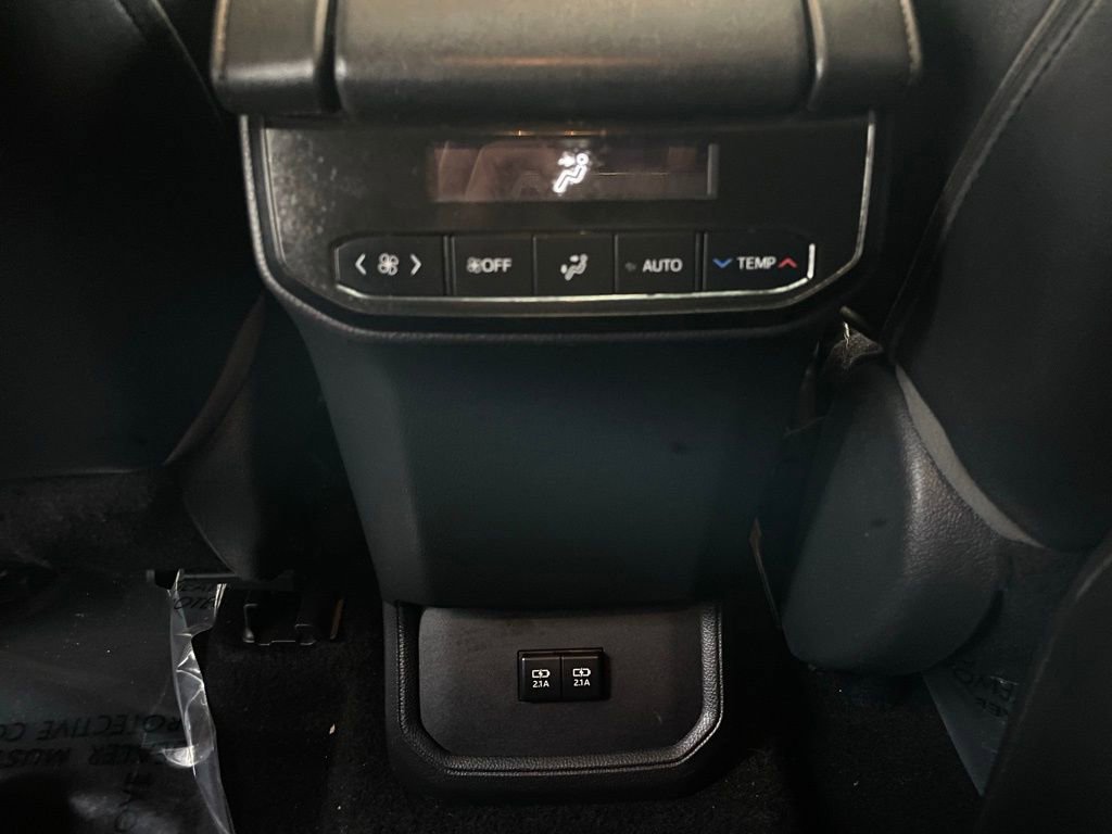 Used 2020 Toyota Highlander XLE image 32