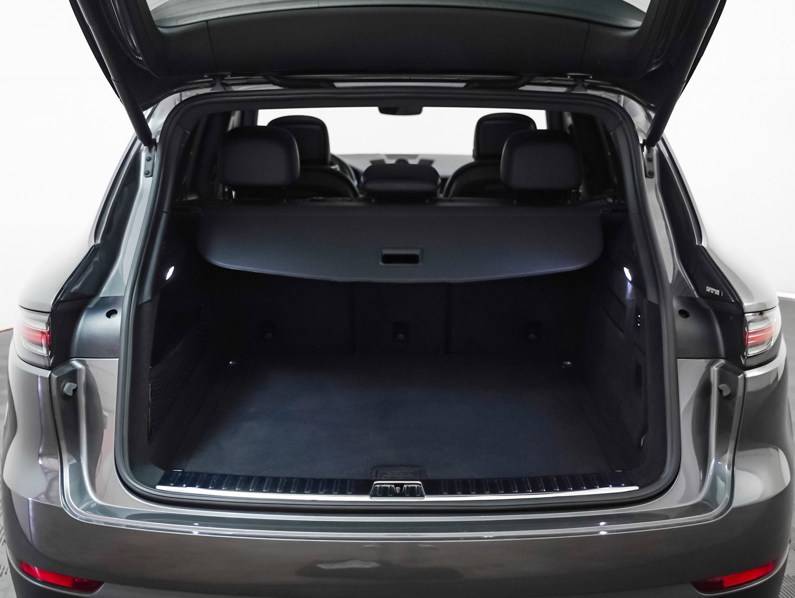 Used 2023 Porsche Cayenne S w/ Premium Package image 28