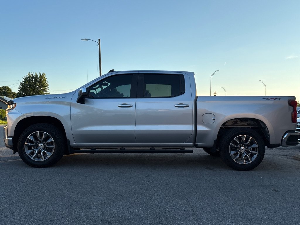 Used 2020 Chevrolet Silverado 1500 LT AWD/4WD image 3