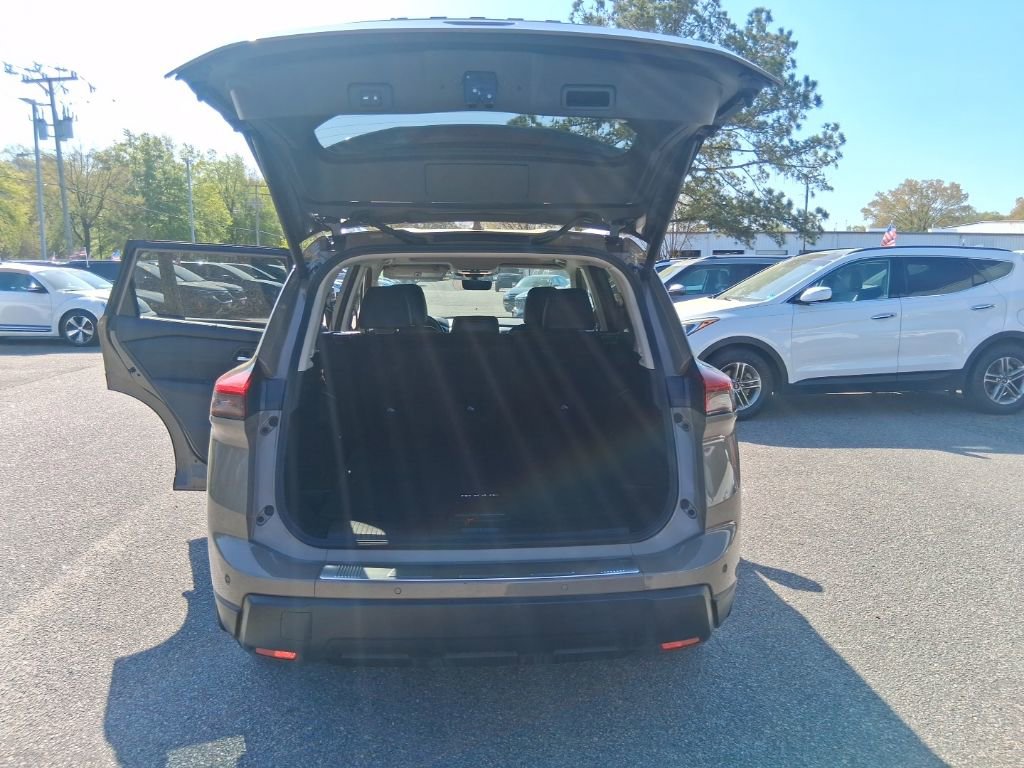 Used 2024 Nissan Rogue SV w/ SV Premium Package image 24