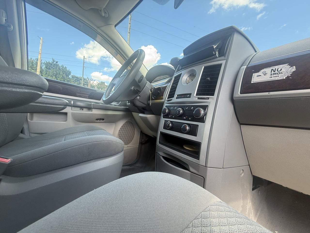 Used 2010 Chrysler Town & Country Touring FWD image 57