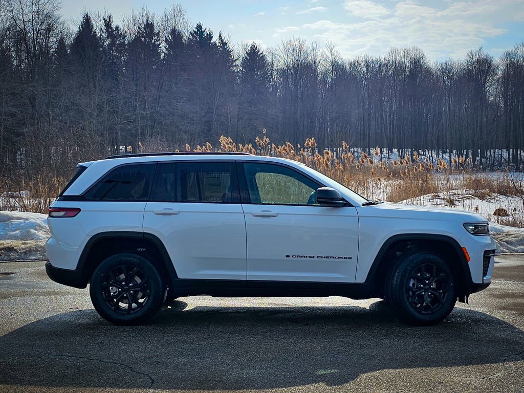 New 2026 Jeep Grand Cherokee Laredo image 2