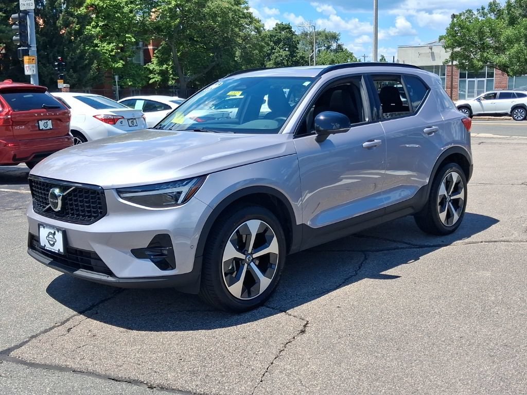 Certified 2026 Volvo XC40 B5 Plus AWD/4WD image 5