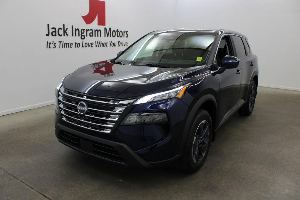 Used 2026 Nissan Rogue SV FWD image 2