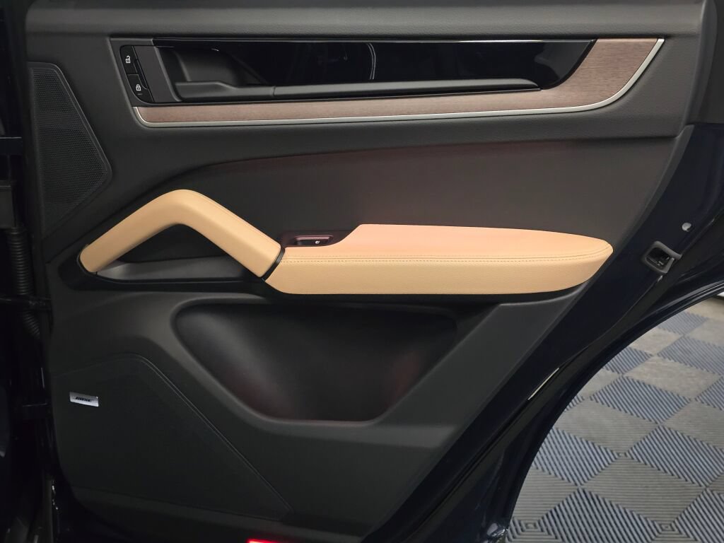 Certified 2025 Porsche Cayenne Coupe AWD/4WD image 26