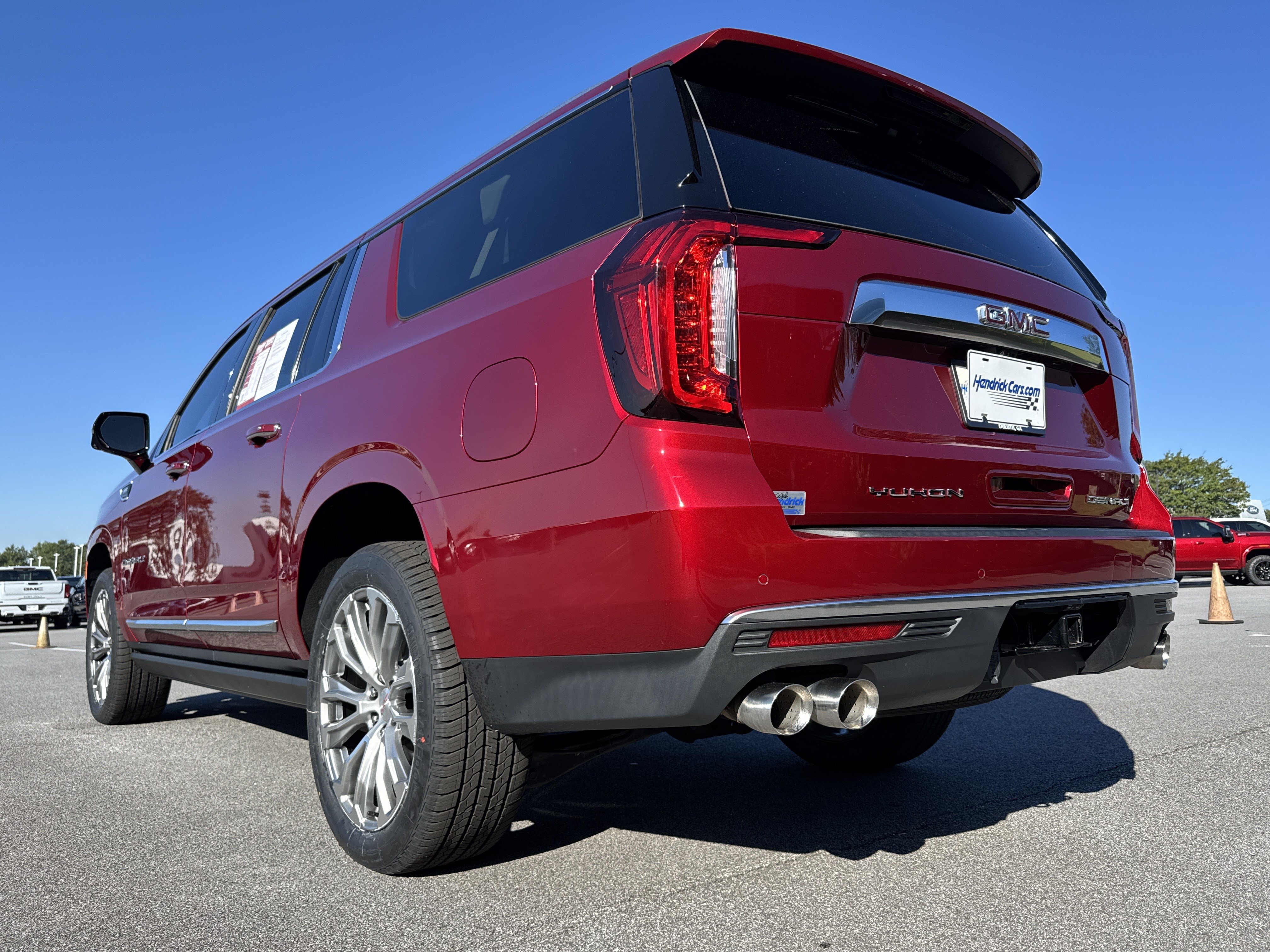 Used 2022 GMC Yukon XL Denali w/ Denali Premium Package AWD/4WD image 8