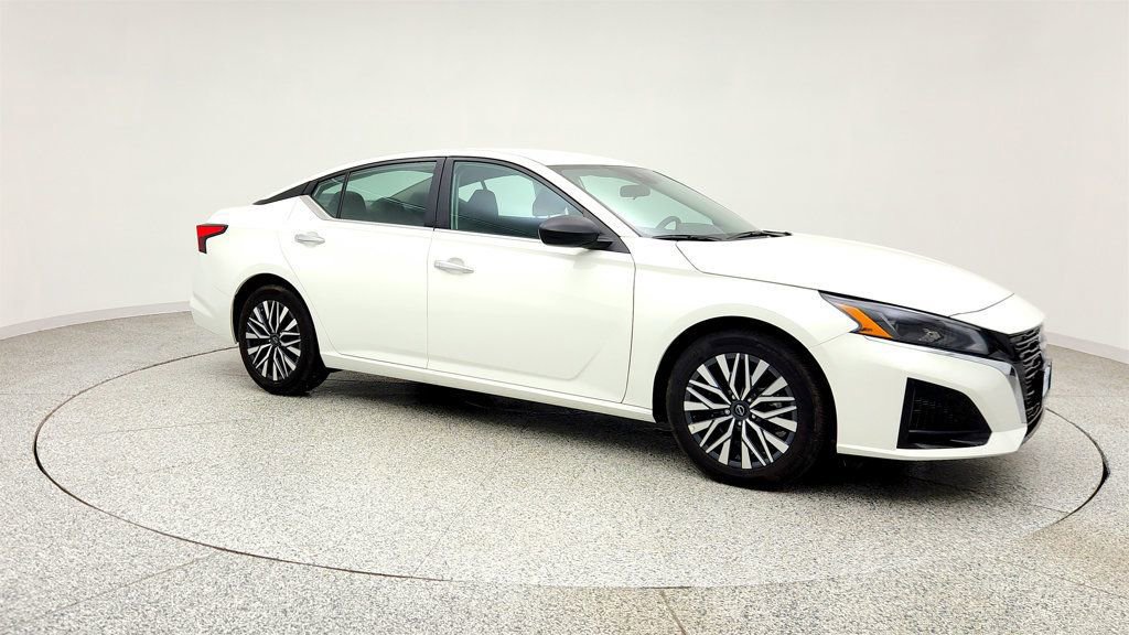 Used 2025 Nissan Altima 2.5 SV image 3