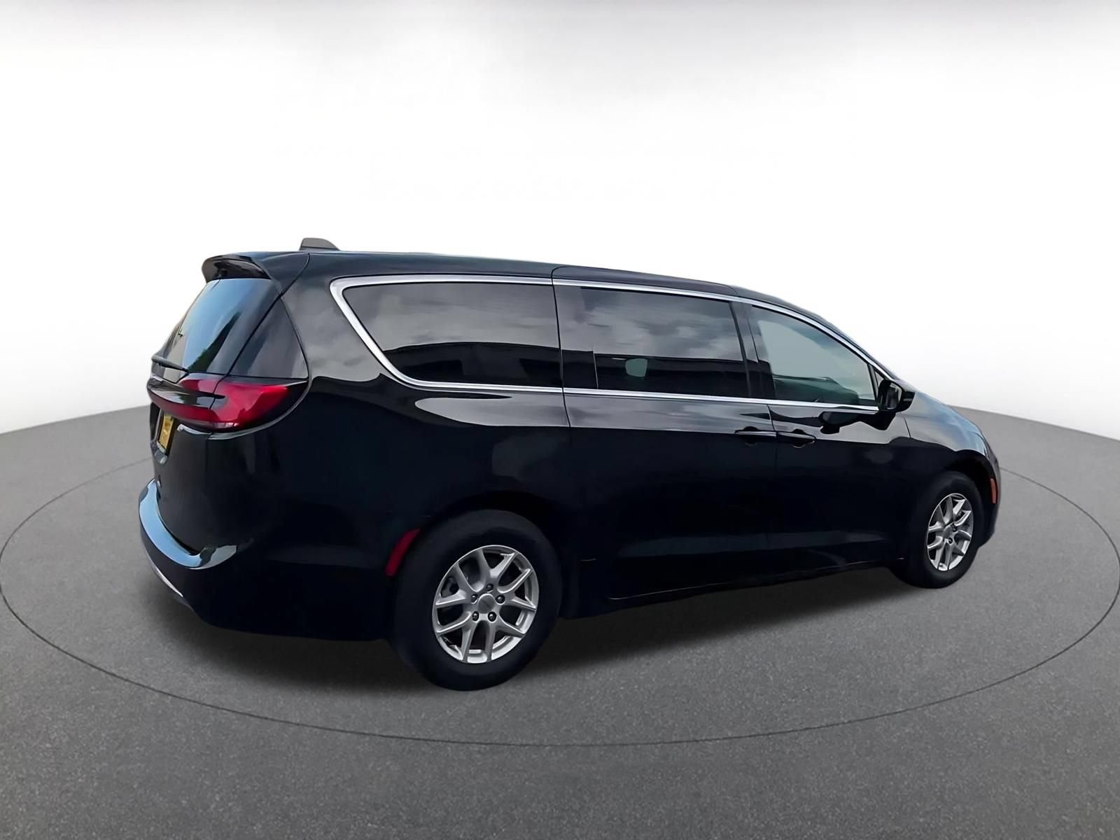 Used 2025 Chrysler Pacifica Select FWD image 14