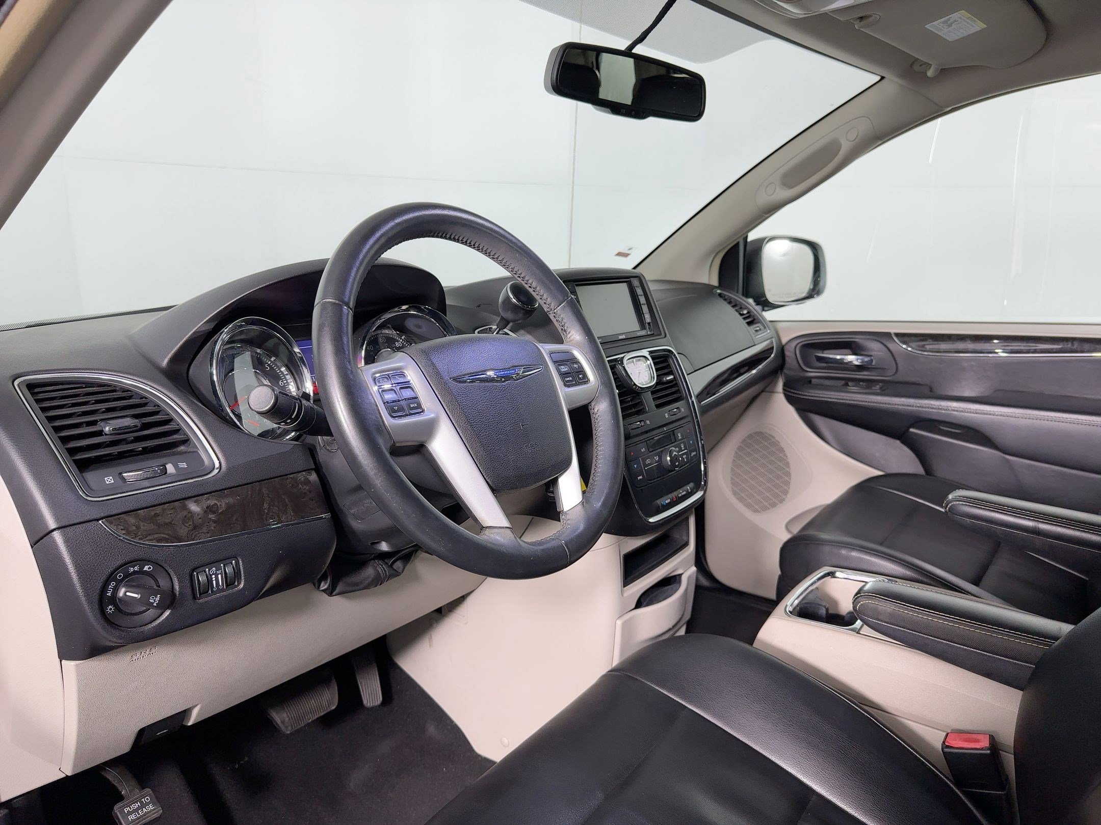 Used 2014 Chrysler Town & Country Touring image 3
