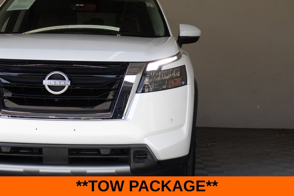 Used 2025 Nissan Pathfinder Platinum w/ Cargo Package FWD image 5