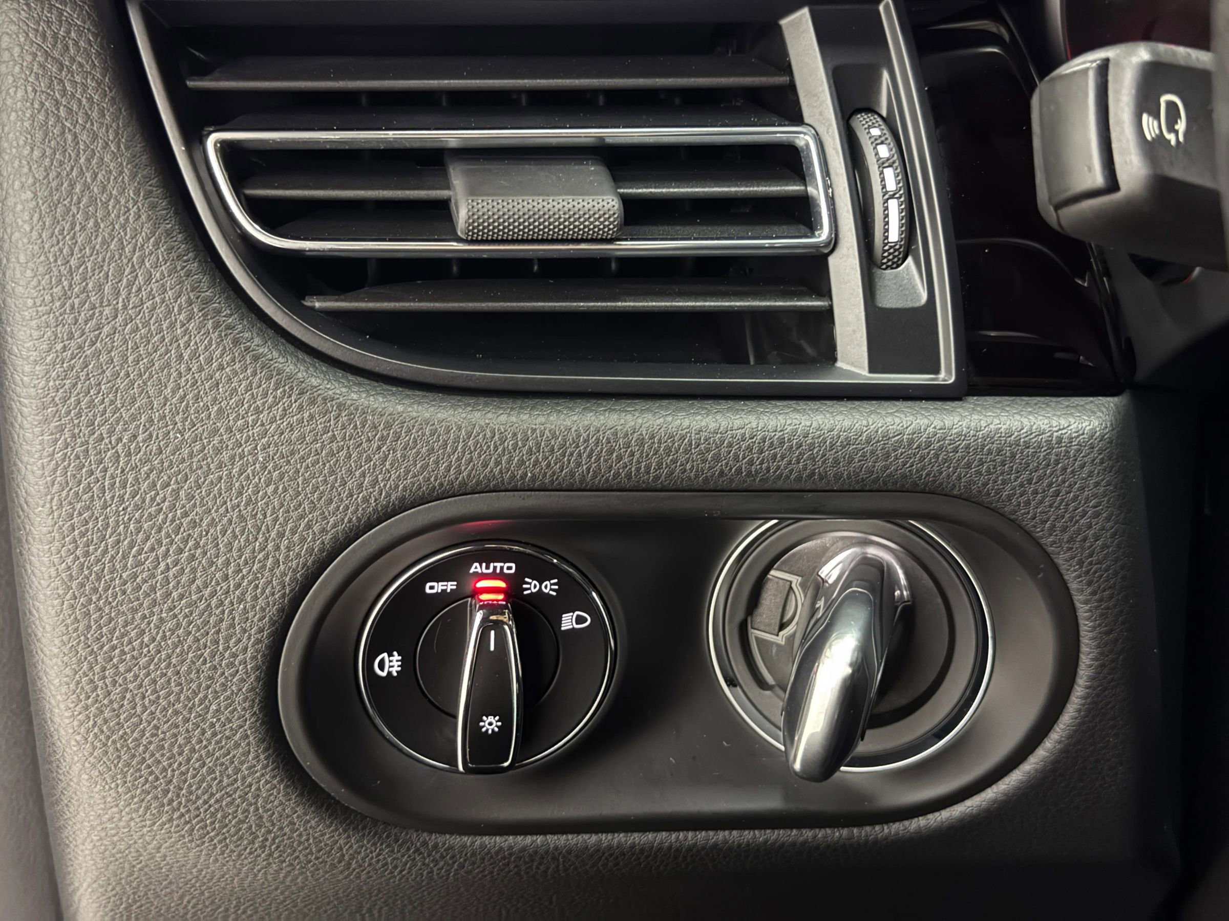 Used 2020 Porsche Macan S image 36