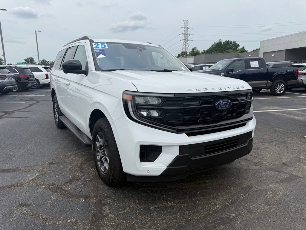 Used 2025 Ford Expedition Active RWD image 3