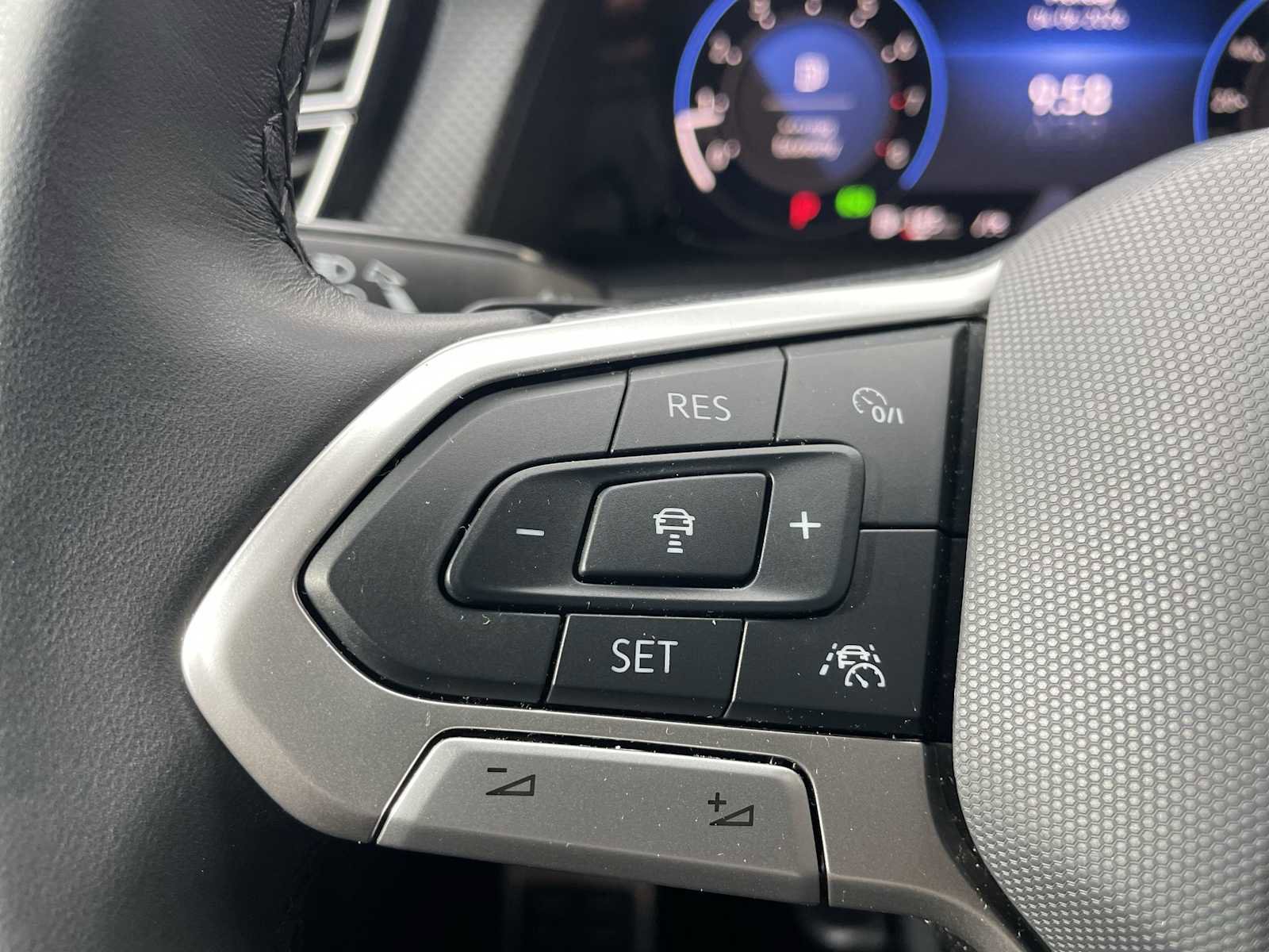 Used 2024 Volkswagen Atlas Cross Sport SEL Premium R-Line image 15