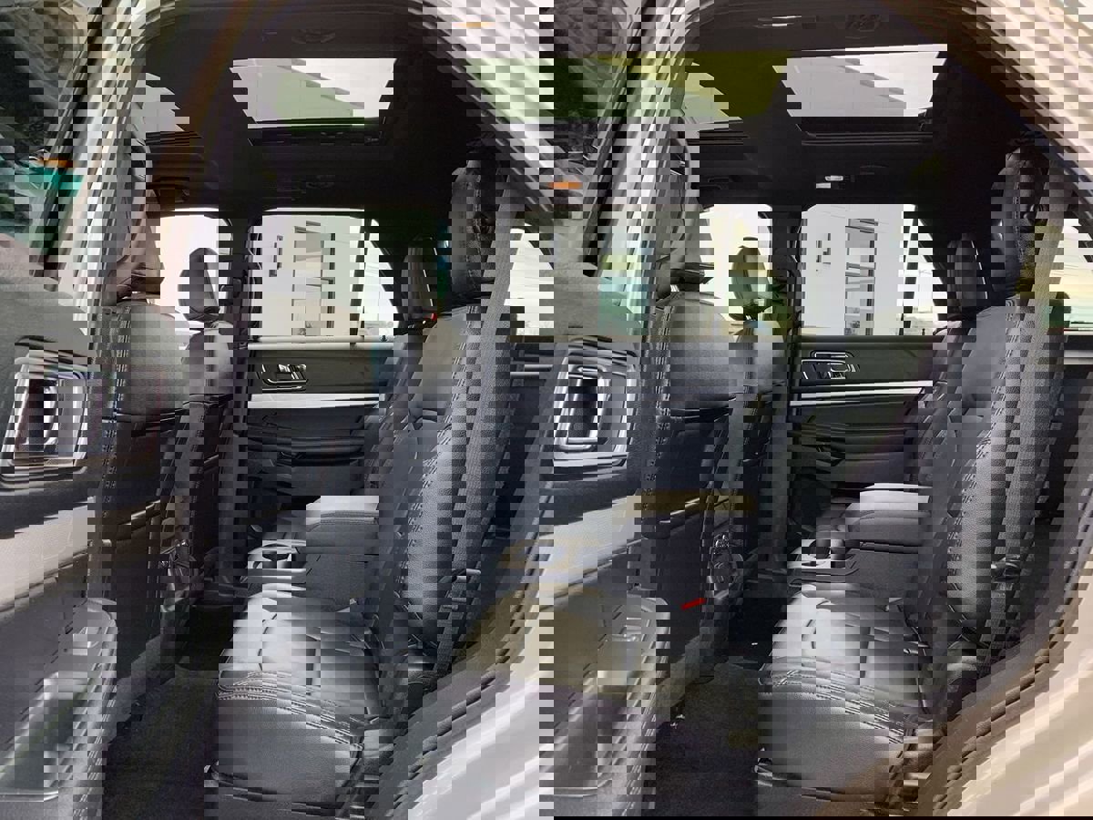 Used 2017 Ford Explorer XLT w/ Equipment Group 202A AWD/4WD image 30