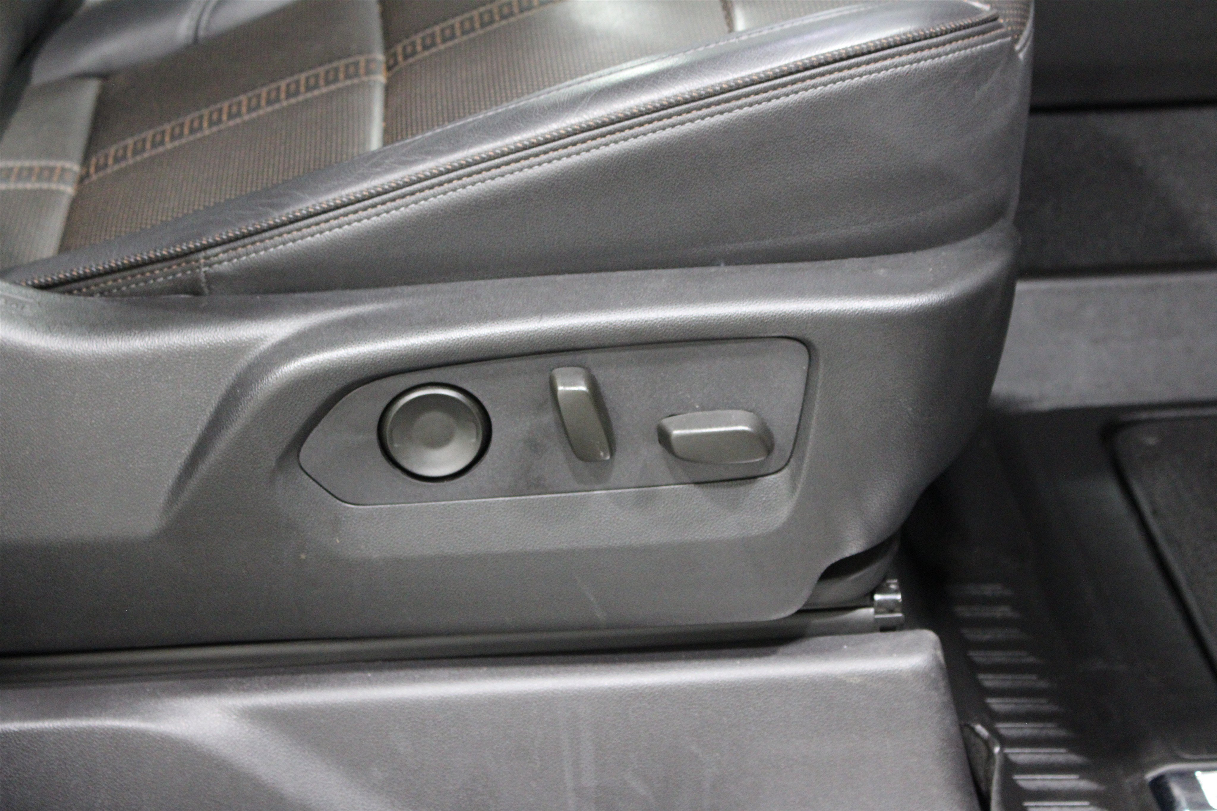 Used 2024 Chevrolet Silverado 2500 High Country w/ High Country Premium Package AWD/4WD image 25