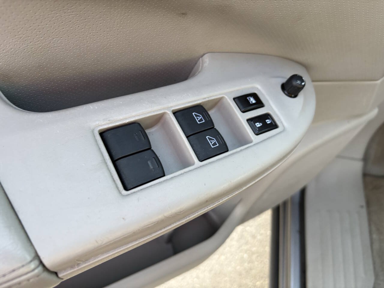 Used 2011 Nissan Quest SV FWD image 27