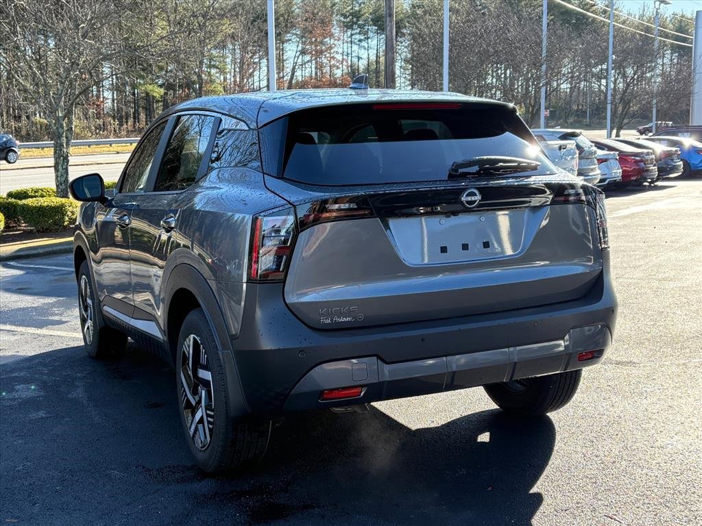 Used 2025 Nissan Kicks SV w/ Charging Package image 5