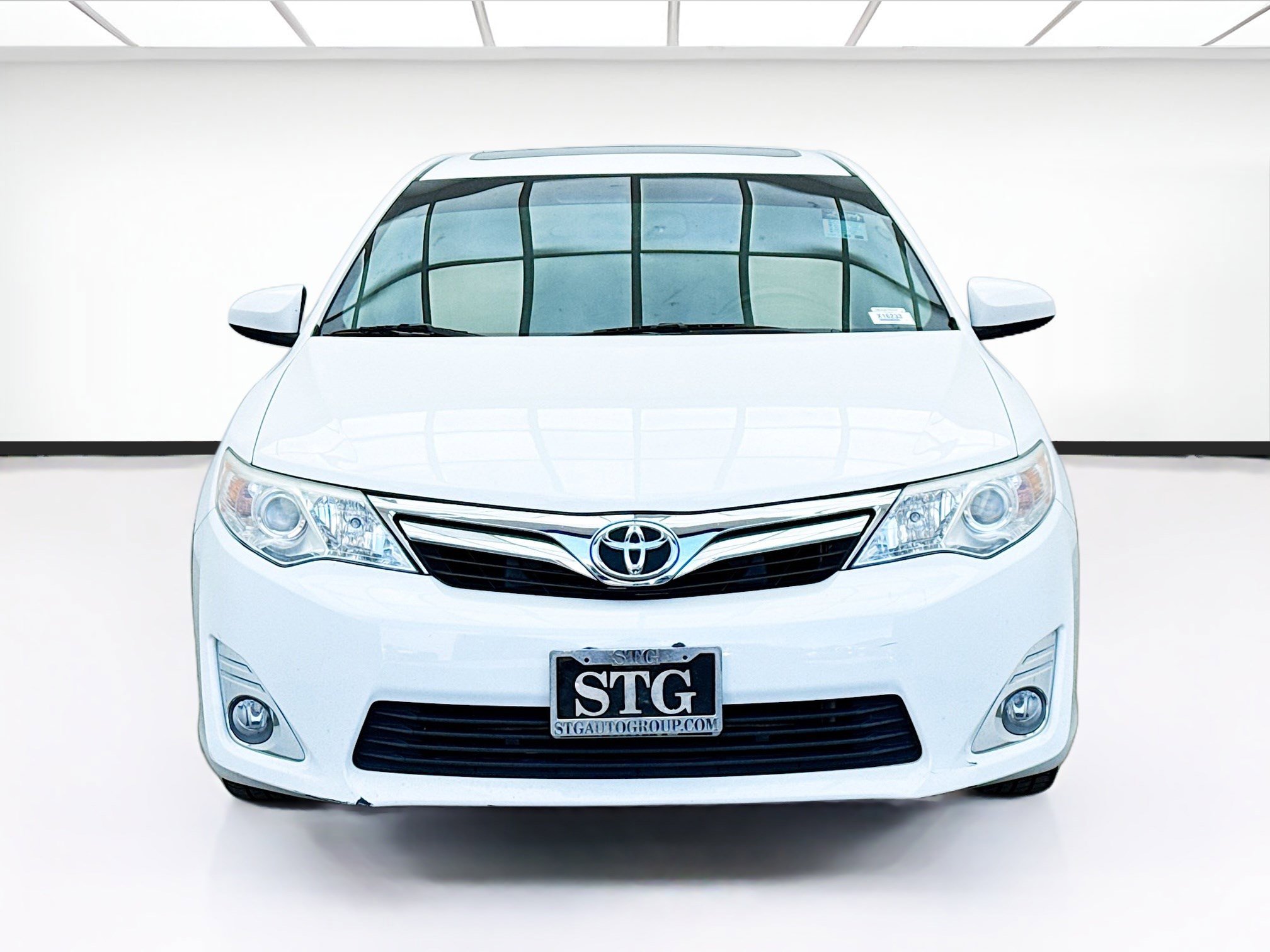 Used 2013 Toyota Camry XLE w/ Leather Pkg image 2