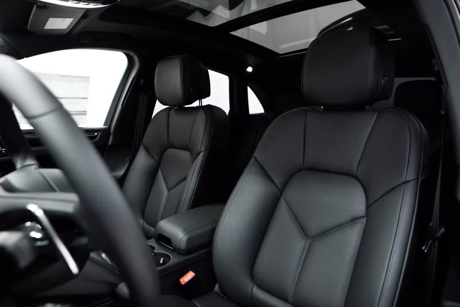 Certified 2026 Porsche Macan AWD/4WD image 5