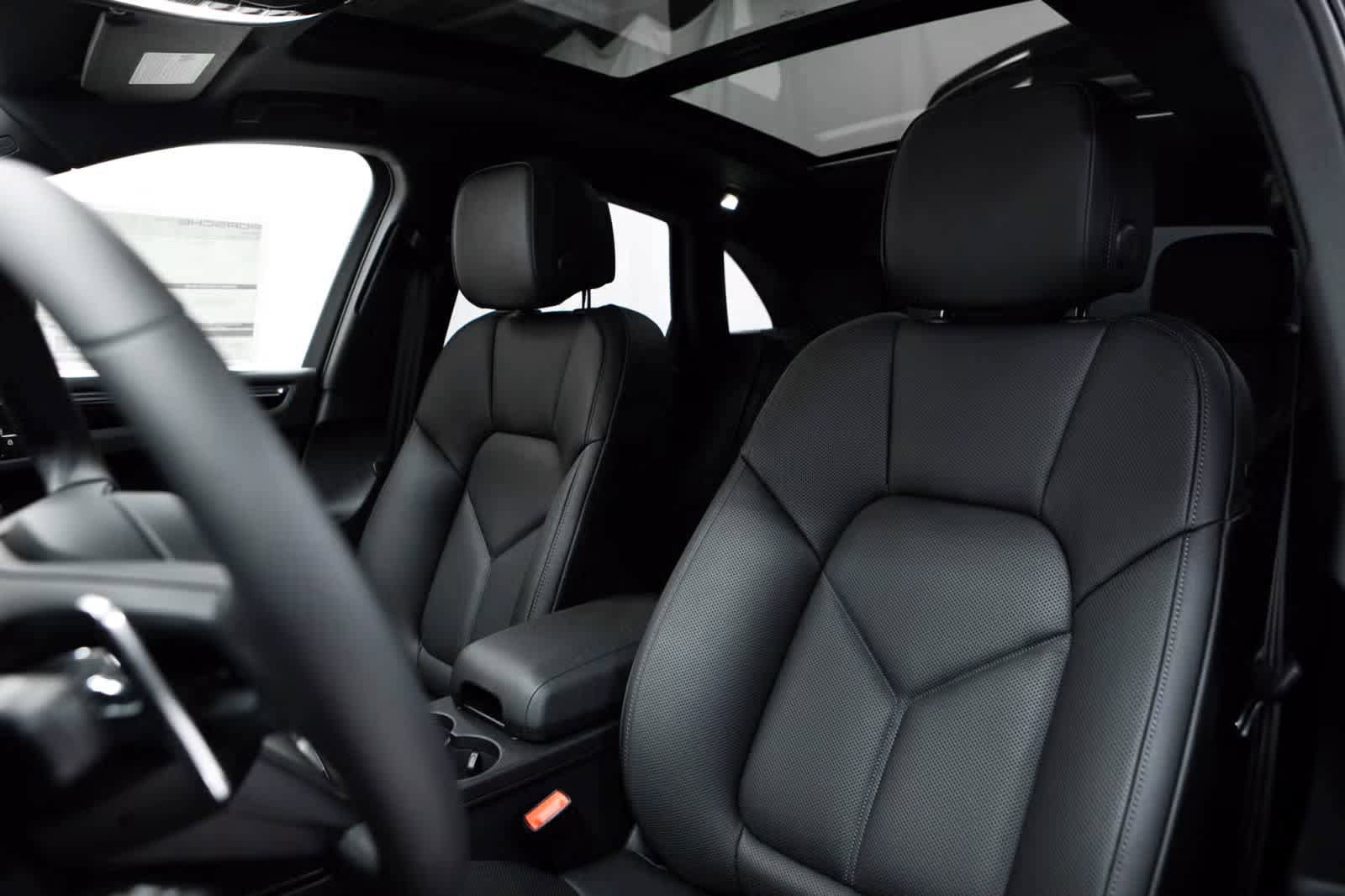Certified 2026 Porsche Macan AWD/4WD image 5