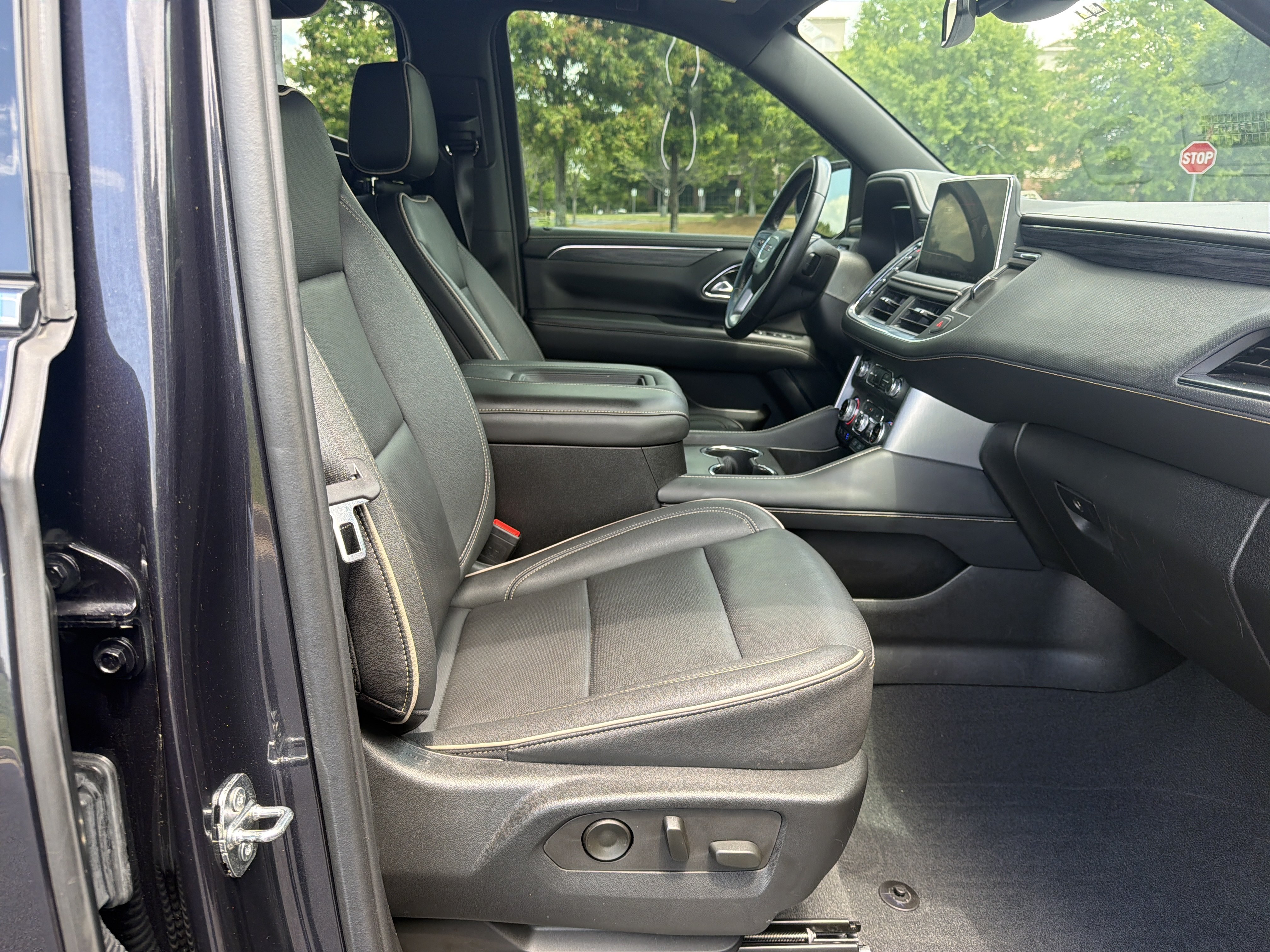 Used 2023 GMC Yukon XL SLT AWD/4WD image 31