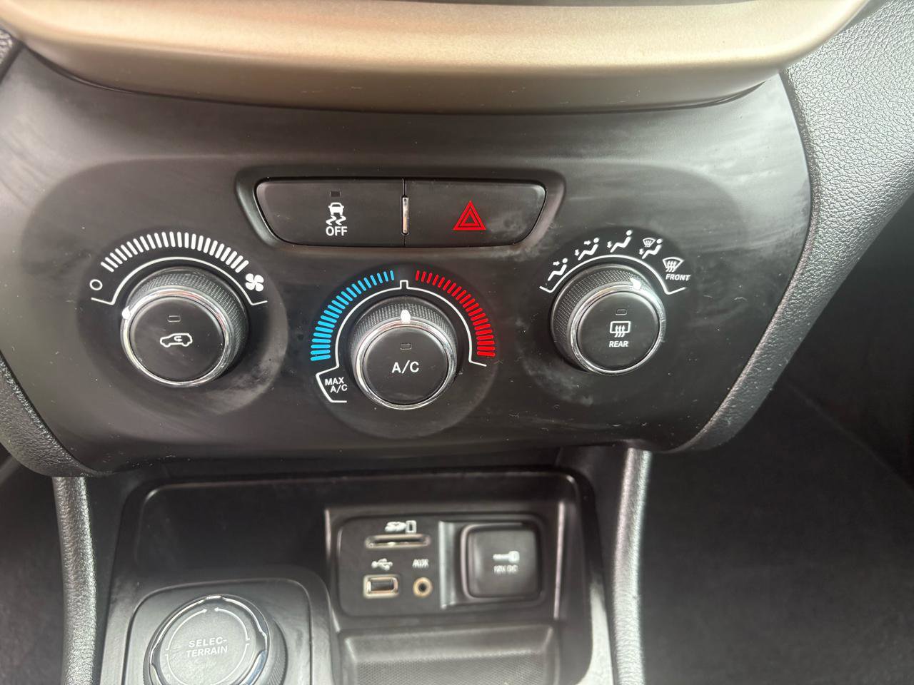 Used 2016 Jeep Cherokee Sport AWD/4WD image 27