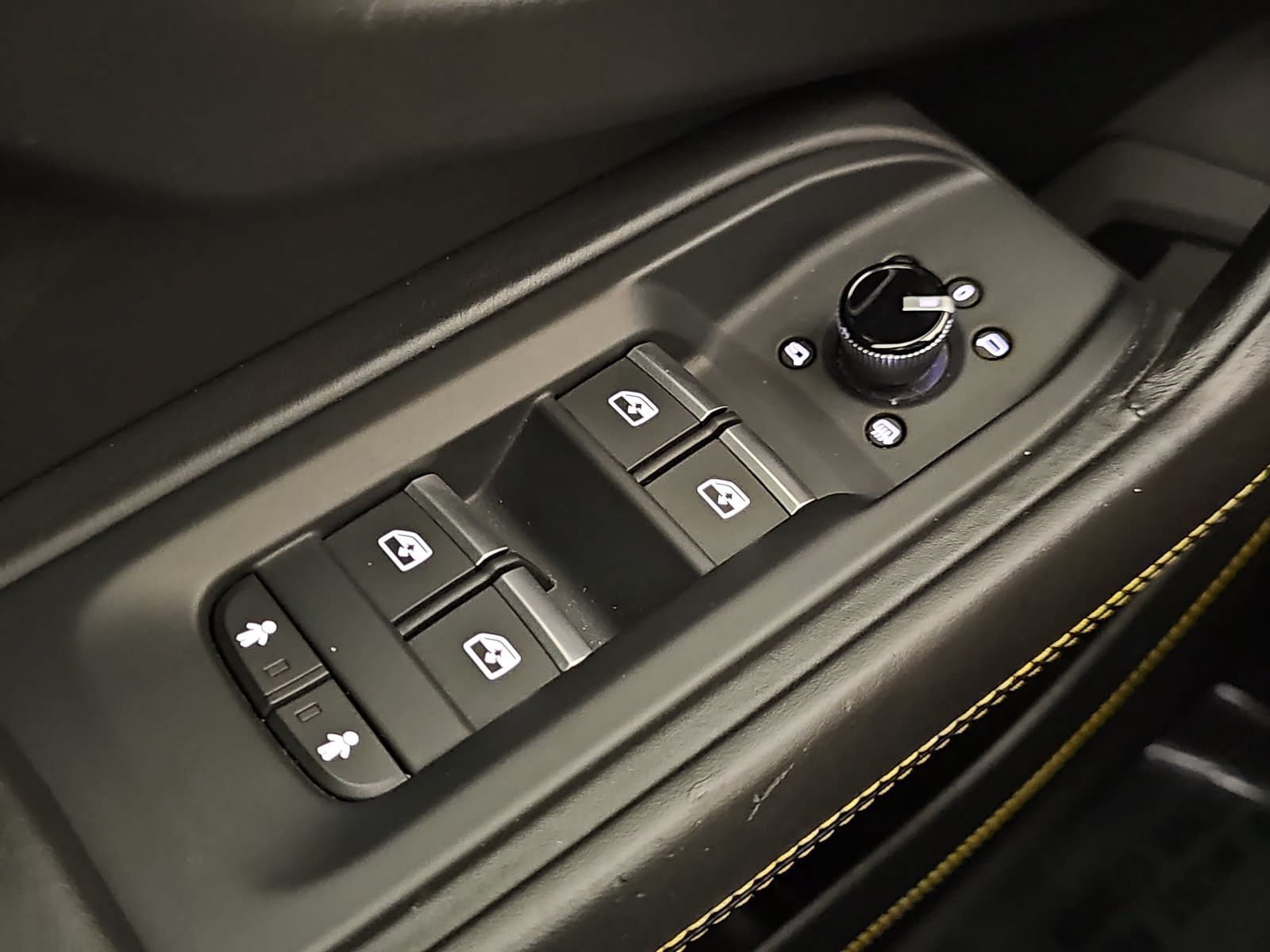 Used 2020 Lamborghini Urus AWD/4WD image 25