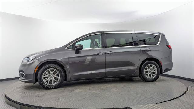 Used 2023 Chrysler Pacifica Touring-L FWD image 3