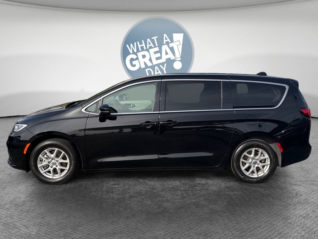 Used 2024 Chrysler Pacifica Touring-L FWD image 7