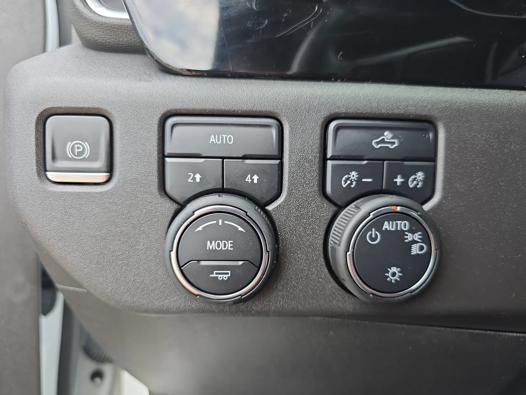 Used 2023 Chevrolet Silverado 1500 LT AWD/4WD image 25