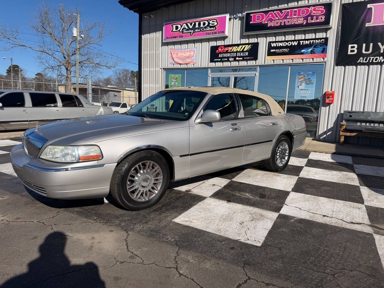 Used 2006 Lincoln Town Car Signature Limited image 2