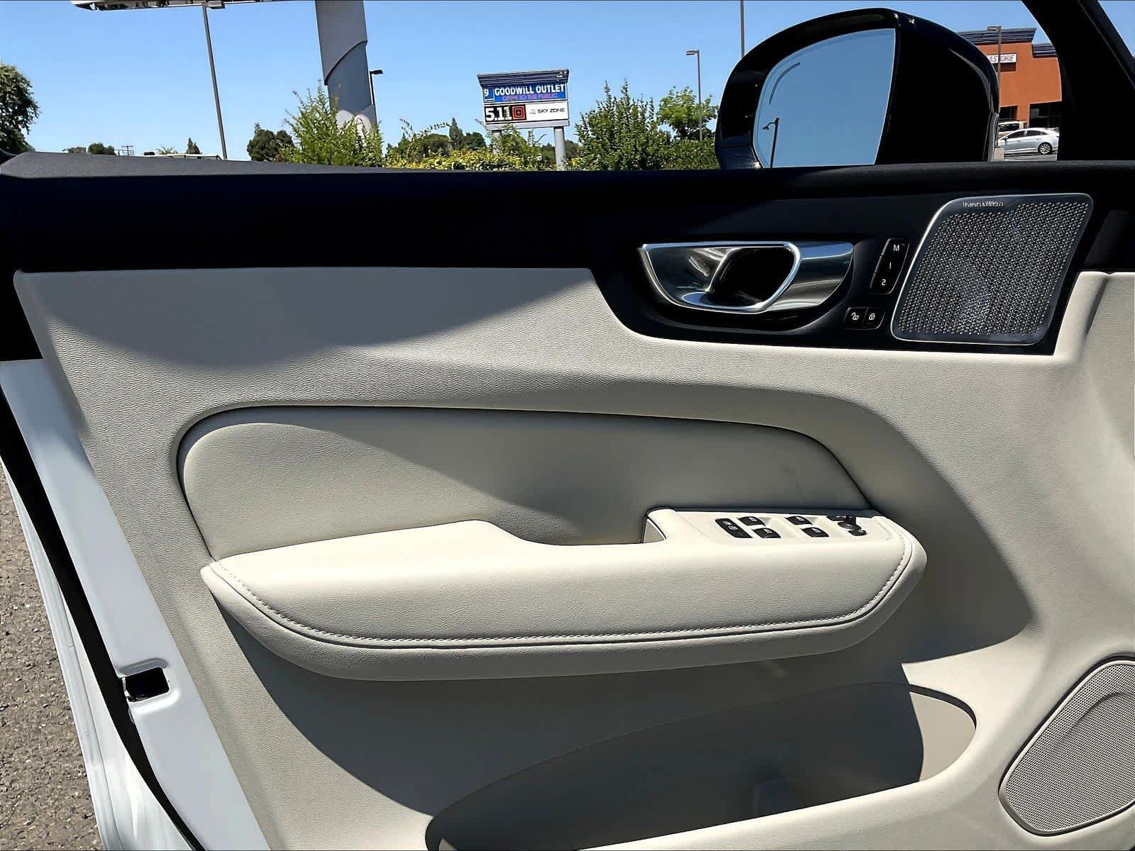 New 2026 Volvo XC60 B5 Ultra w/ Climate Package AWD/4WD image 24