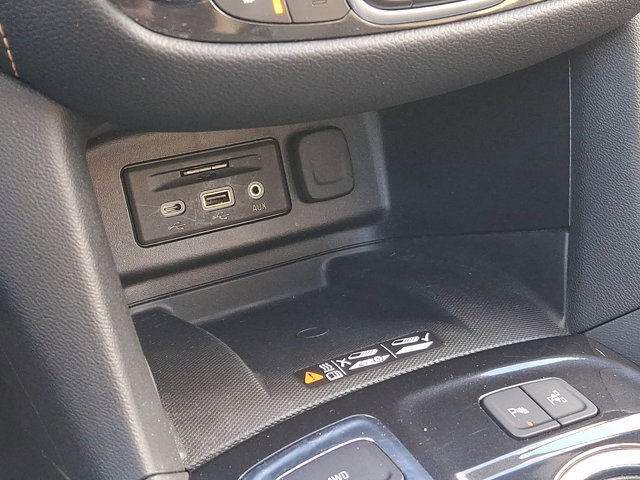 Used 2023 Chevrolet Equinox Premier image 25