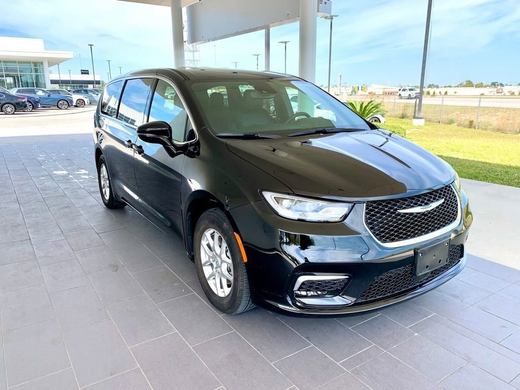 Used 2025 Chrysler Pacifica Select image 3