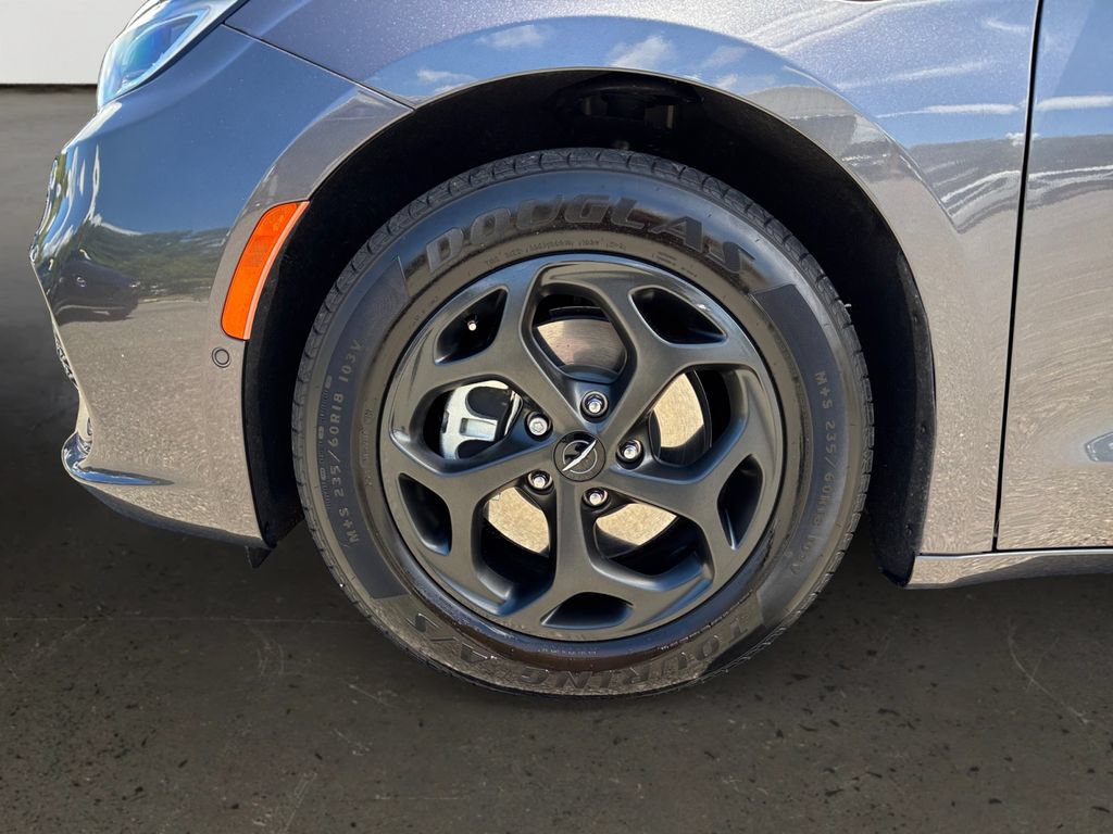 Used 2023 Chrysler Pacifica Limited w/ Uconnect Theater Family Group FWD image 10