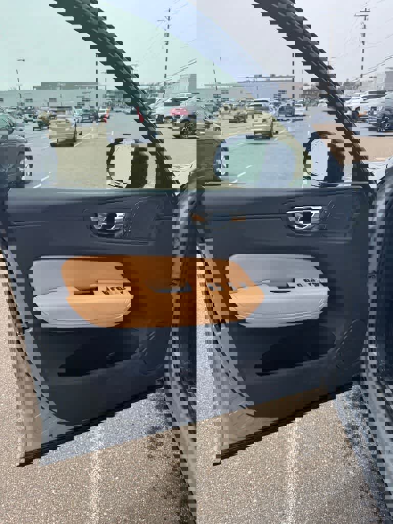 Used 2025 Volvo XC60 B5 Ultra image 20