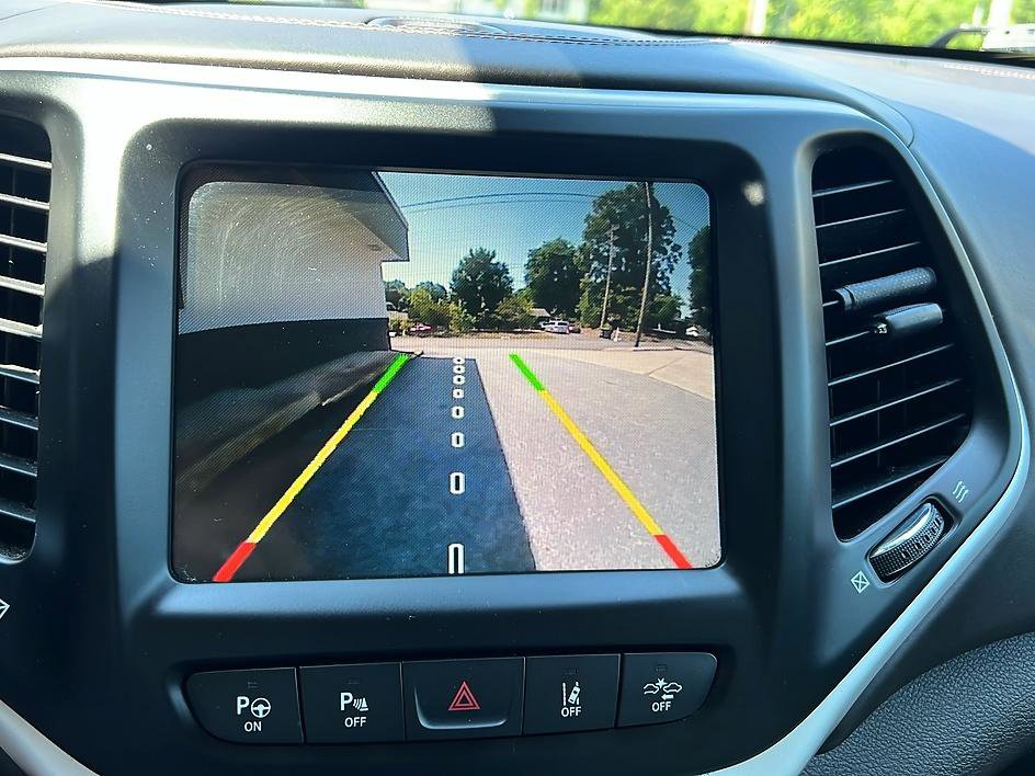 Used 2018 Jeep Cherokee Overland w/ Technology Group FWD image 17