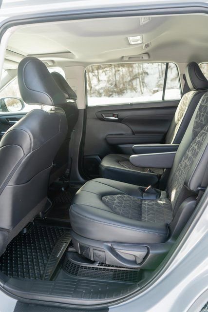 Used 2024 Toyota Highlander XLE image 12