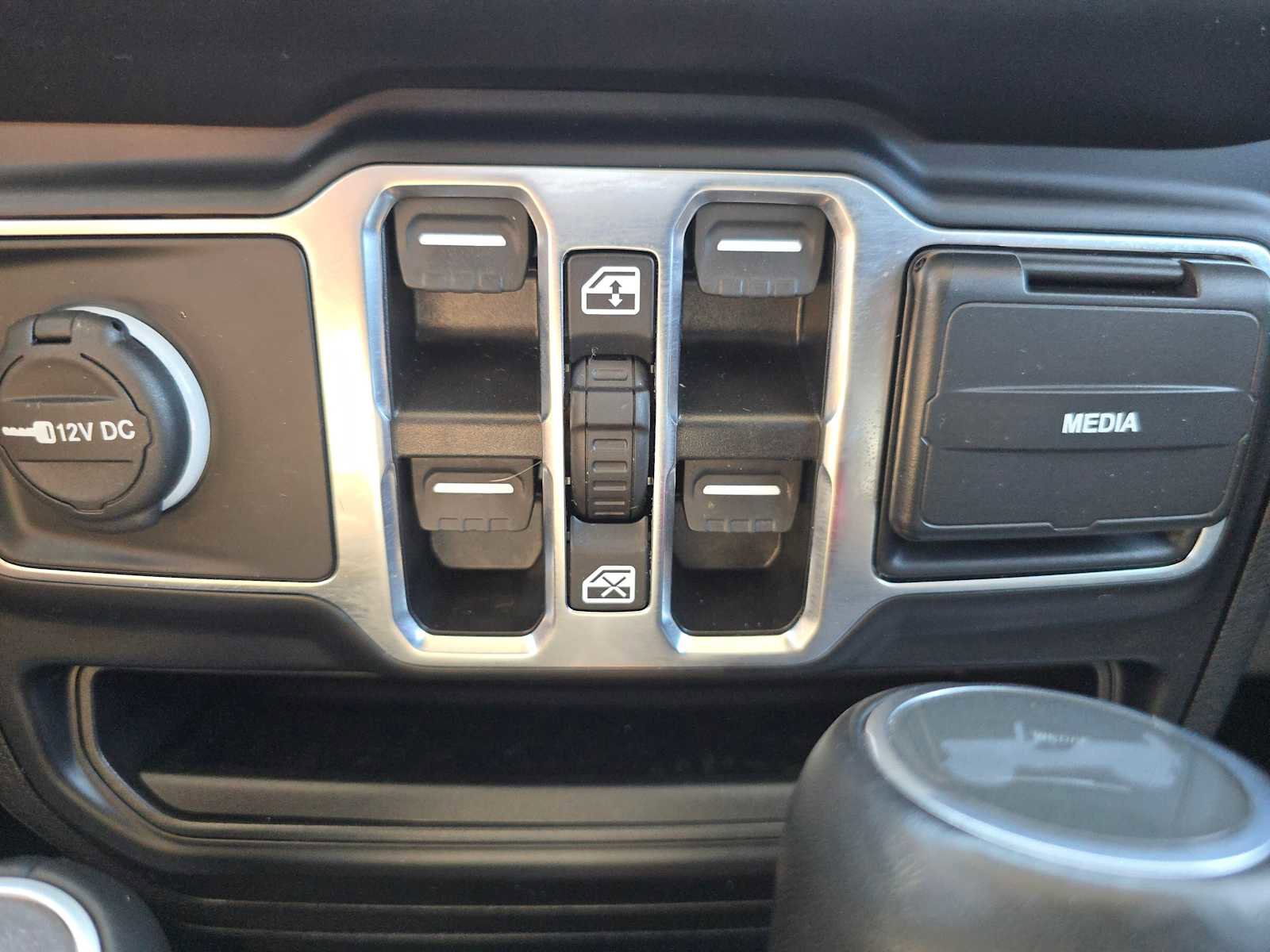 Used 2022 Jeep Wrangler Unlimited Sahara AWD/4WD image 35