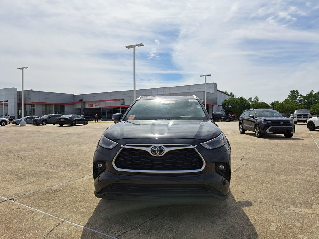 Used 2022 Toyota Highlander XLE FWD image 2