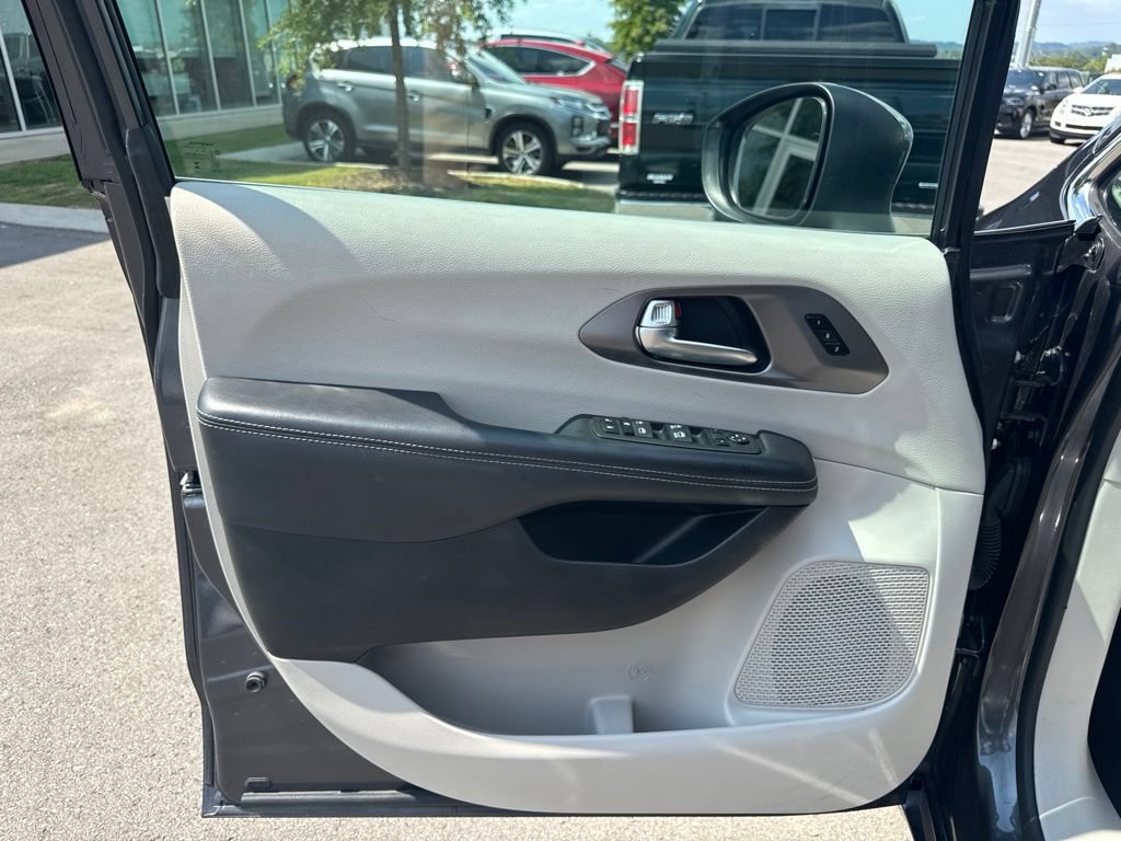 Used 2023 Chrysler Pacifica Touring-L FWD image 9