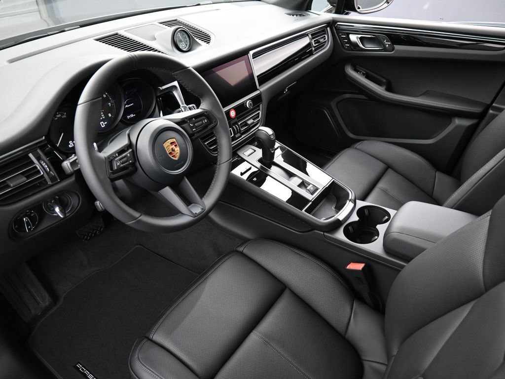 Certified 2026 Porsche Macan AWD/4WD image 4
