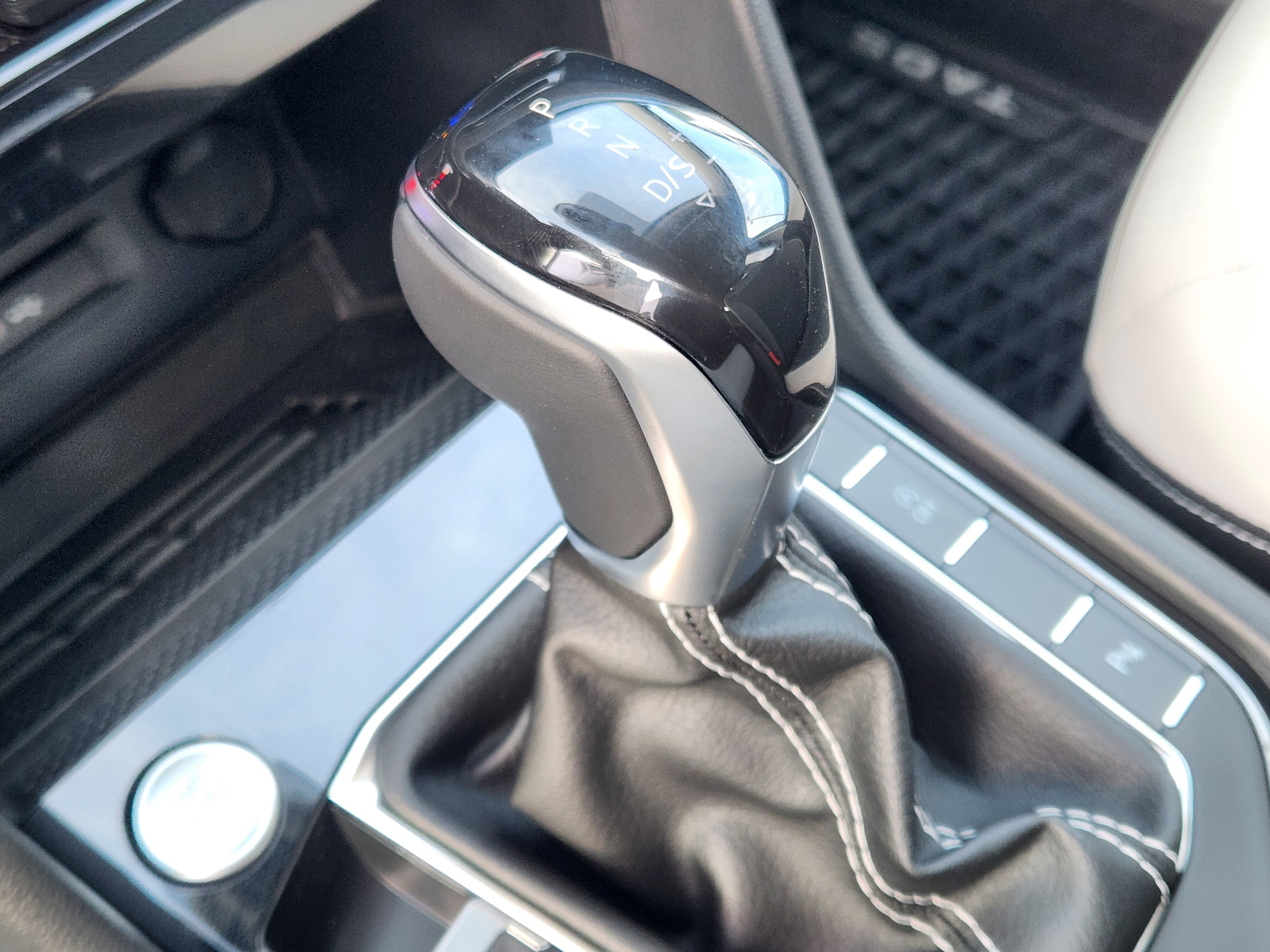 Used 2025 Volkswagen Taos SE image 14