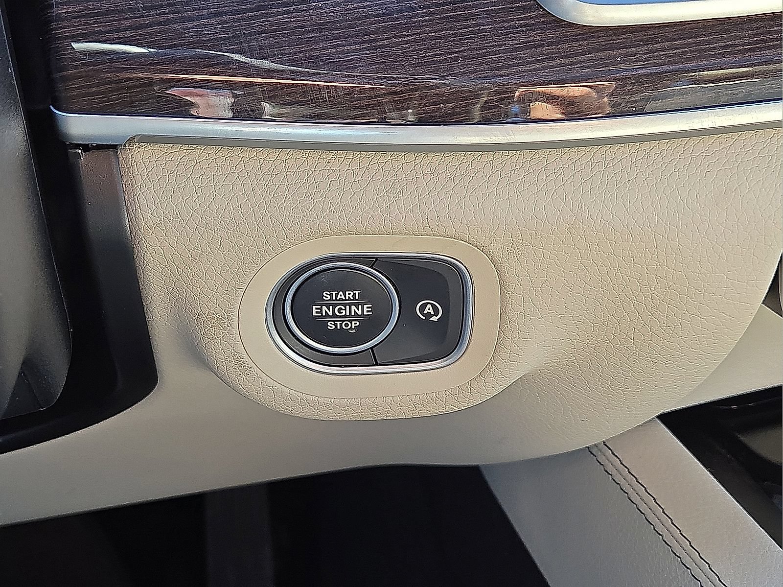 Used 2025 Mercedes-Benz GLE 450 4MATIC w/ Warmth & Comfort Package image 32