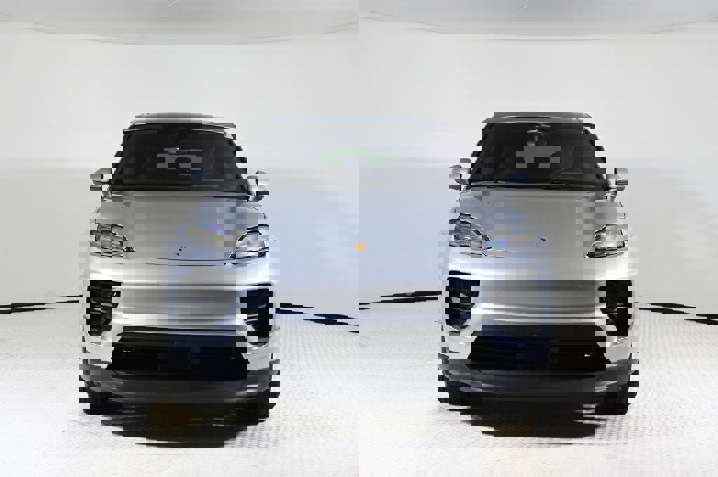 Certified 2025 Porsche Macan Electric image 10