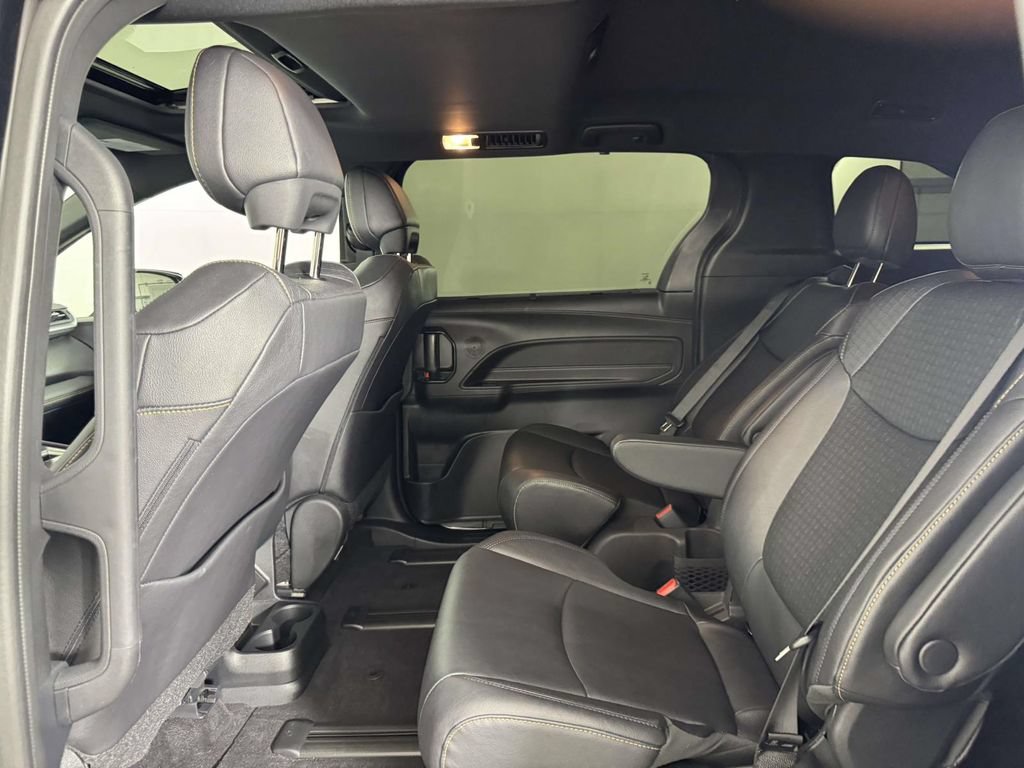 Used 2025 Toyota Sienna XLE Woodland Edition AWD/4WD image 33