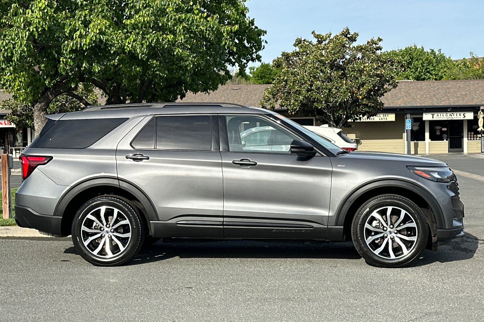 Used 2025 Ford Explorer ST-Line image 7