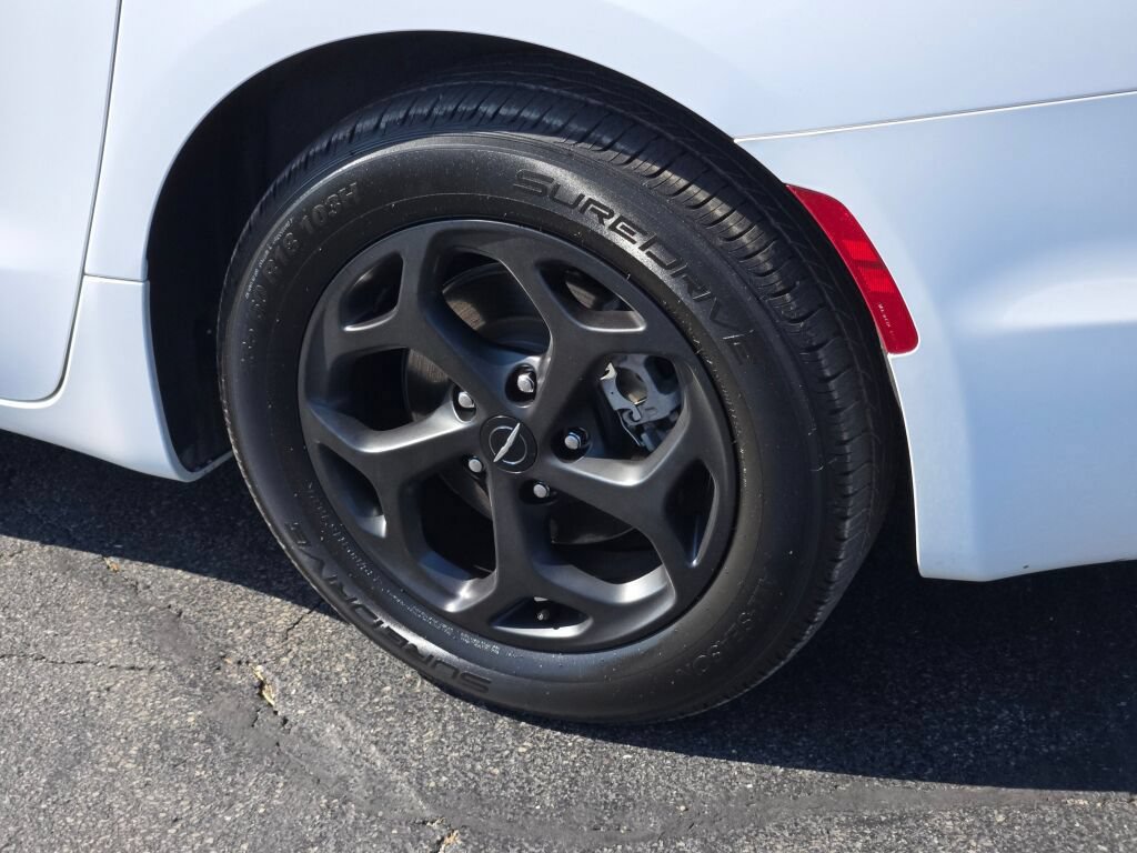 Certified 2024 Chrysler Pacifica Limited FWD image 23