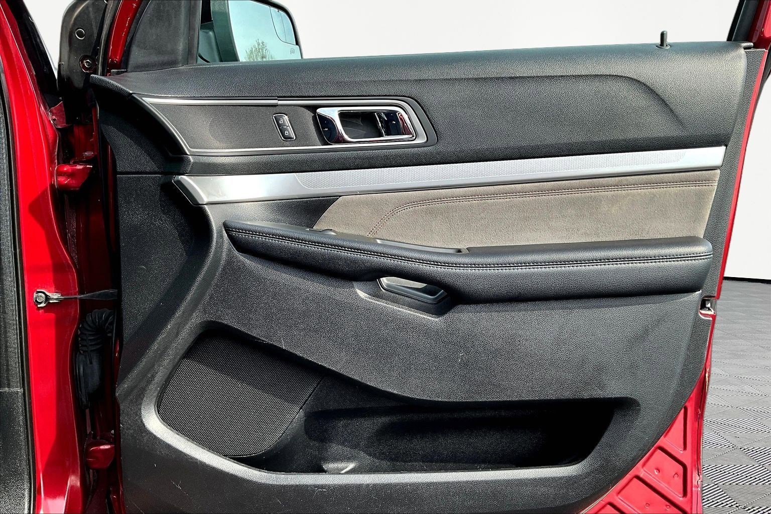 Used 2017 Ford Explorer XLT w/ Equipment Group 202A image 30