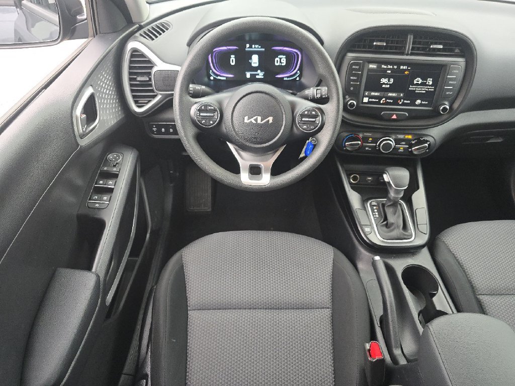 Used 2025 Kia Soul LX w/ LX Technology Package FWD image 22